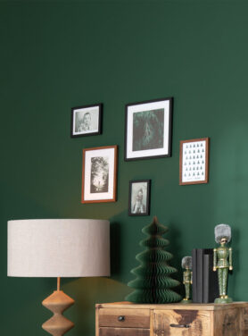 Hangende Fotolijstje Bruin Zwart Aan Groene Muur