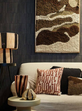 Vaasjes Beige Bruin Met Zwarte Streep In Landelijk Interieur