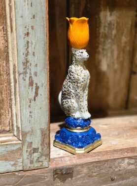 kandelaar luipaard met oranje bloem in houten kast