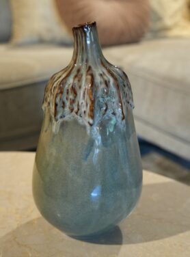 Groene vaas aubergine op marmeren salontafel