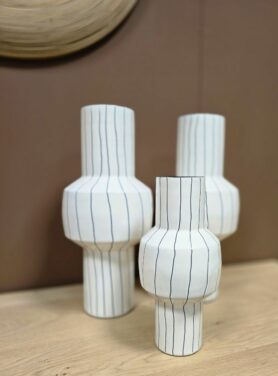 witte vazen met blauwe streep en bolling in het midden