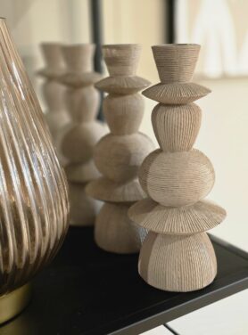 bruine geribbelde kandelaar met verschillende gestapelde vormen