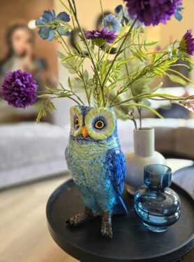Vaas uil blauw keramiek met paarse en blauwe kunstbloemen