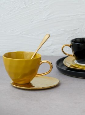 Good morning cup okergeel amber green op gouden schoteltje