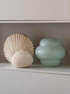 Bolvormige vaas mintgroen opbergdoosje wit met kraaltjes schelpenvaas crème