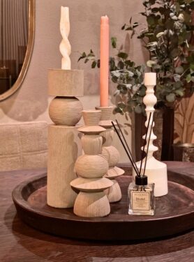 bruine kandelaren met ribbel structuur geurstokjes atelier rebul op rond houten dienblad