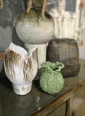 Groepje groene vazen op groene unieke kast