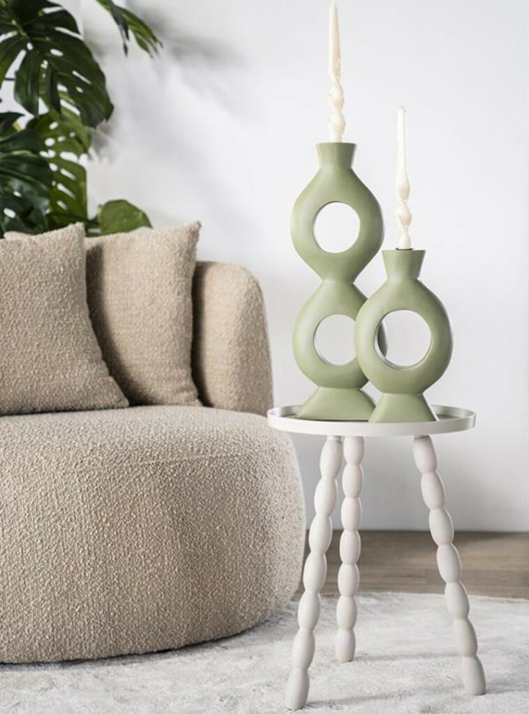 Wit Bijzettafeltje Op Drie Poten Groene Opengewerkte Kandelaars Beige Fauteuil Boucle