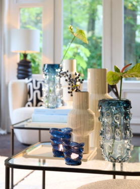 Beige En Blauwe Vazen Op Salontafel