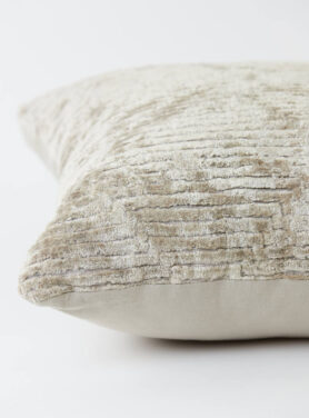 Beige Sierkussen Met Fluweel Stof En Streepjesvorm