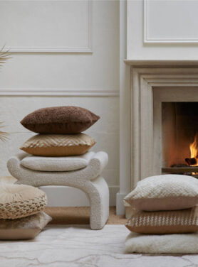 Beige Zandkleurige Sierkussen Bij Openhaard