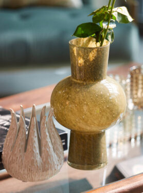 Creme Kleurig Theelichtje Met Groene Vaas Op Salontafel