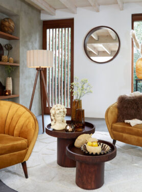 Hout Interieur Met Houten Driepoot Lampvoet En Houten Salontafels