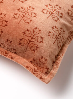 Roze Sierkussen Met Bloemen Figuren Erop