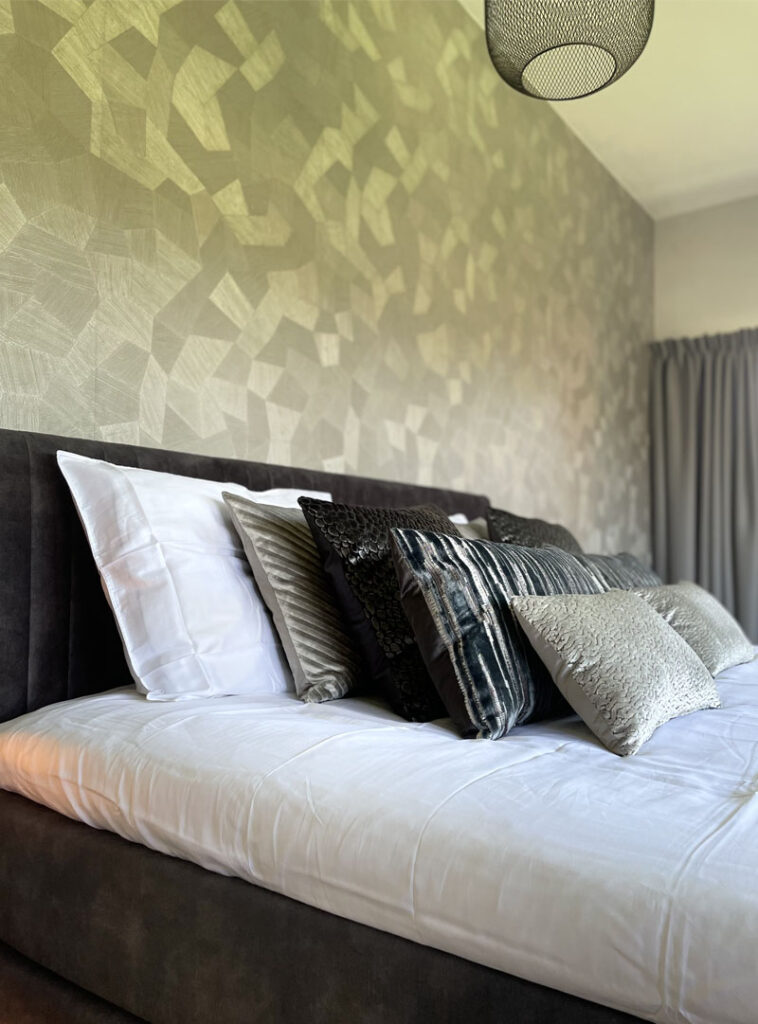 Sierkussens Met Zilver En Grijs Op Bed