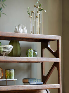 Wit Groen Gouden Accessoires In Houten Kast