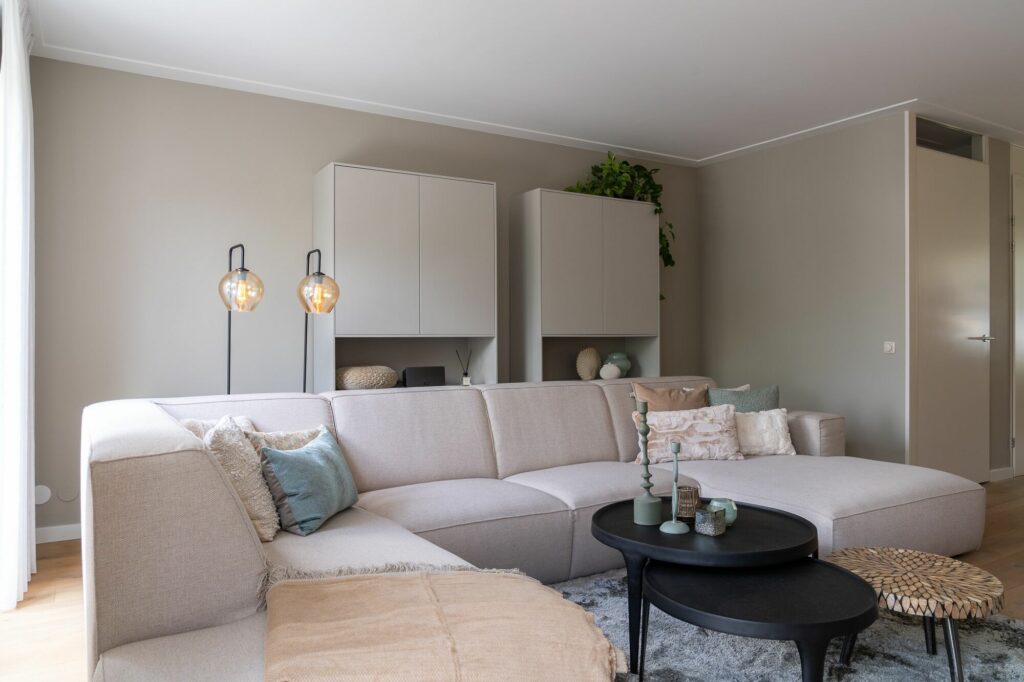 rustige beige woonkamer met licht groene mint tinten